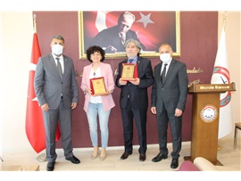 ERDEMLİ’DE MESLEKTE 25. YILINI DOLDURAN AVUKATIMIZA PLAKETI VERİLDİ