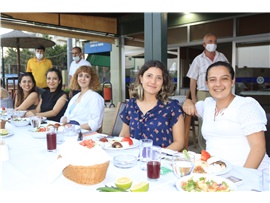 KADIN HAKLARI MÜCADELESİNİN YILMAZ SAVUNUCULARINA TEŞEKKÜR PLAKETİ VERİLDİ
