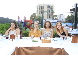 KADIN HAKLARI MÜCADELESİNİN YILMAZ SAVUNUCULARINA TEŞEKKÜR PLAKETİ VERİLDİ
