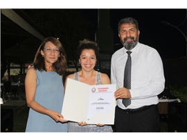 KADIN HAKLARI MÜCADELESİNİN YILMAZ SAVUNUCULARINA TEŞEKKÜR PLAKETİ VERİLDİ