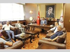 GEÇMİŞ DÖNEM MERSİN MİLLETVEKİLİ VE KÜLTÜR BAKANI İSTEMİHAN TALAY VE BERABERİNDEKİ HEYET BARO BAŞKANIMIZ AV. ALİ ER'İ MAKAMINDA ZİYARET ETTİLER.