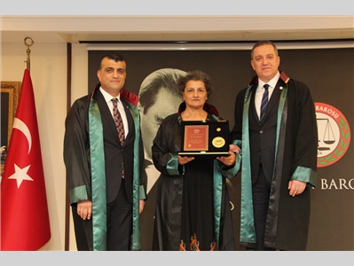 MESLEKTE 40, 50 VE 60 YILINI DOLDURAN DUAYEN AVUKATLARIMIZA, TBB ONUR PLAKETLERİ TAKDİM EDİLDİ