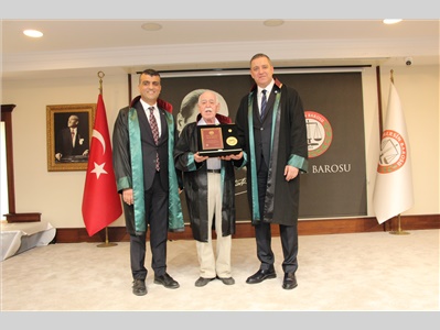 MESLEKTE 40, 50 VE 60 YILINI DOLDURAN DUAYEN AVUKATLARIMIZA, TBB ONUR PLAKETLERİ TAKDİM EDİLDİ