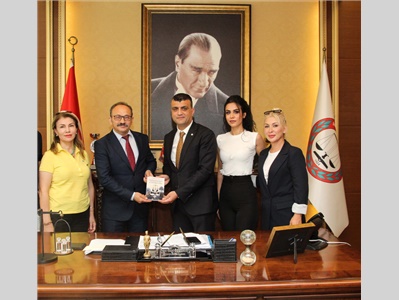 SAVCI KURTULUŞ TAYANÇ ÇALIŞIR, “DEMOKRASİNİN İNŞASI” KİTABINI BARO BAŞKANIMIZA TAKDİM ETTİ