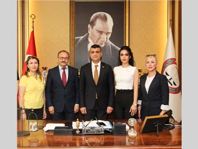 SAVCI KURTULUŞ TAYANÇ ÇALIŞIR, “DEMOKRASİNİN İNŞASI” KİTABINI BARO BAŞKANIMIZA TAKDİM ETTİ
