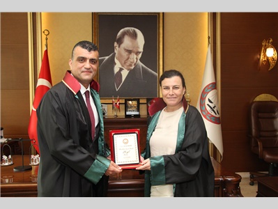 MESLEKTE 50 VE 25 YILINI DOLDURAN AVUKATLARIMIZA ONUR PLAKETİ TAKDİM EDİLDİ