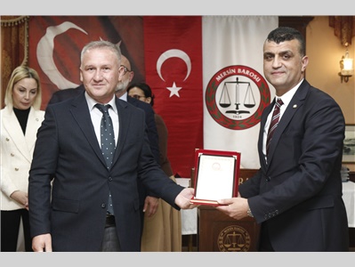 AVUKATLIK MESLEĞİNDE 60, 50, 40,  30 ve 25 YILINI DOLDURAN DUAYEN AVUKATLARIMZA PLAKET TAKDİM EDİLDİ