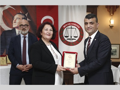 AVUKATLIK MESLEĞİNDE 60, 50, 40,  30 ve 25 YILINI DOLDURAN DUAYEN AVUKATLARIMZA PLAKET TAKDİM EDİLDİ