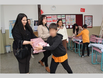 ÇOCUKLAR DİLEK AĞACI HEDİYELERİYLE BULUŞTU