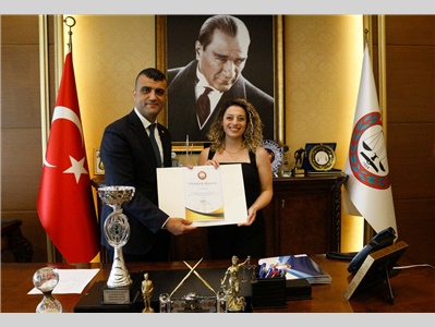MERSİN BAROSU 1924 KADIN VOLEYBOL TAKIMIMIZ, ŞAMPİYONLUK KUPASINI BARO BAŞKANIMIZA TAKDİM ETTİ