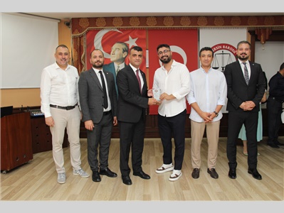 BAROMUZA VE MESLEĞİMİZE GÜÇ KATAN EMEKTAR AVUKATLARIMIZA PLAKET TAKDİM EDİLDİ