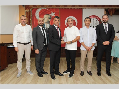 BAROMUZA VE MESLEĞİMİZE GÜÇ KATAN EMEKTAR AVUKATLARIMIZA PLAKET TAKDİM EDİLDİ