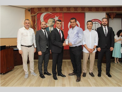 BAROMUZA VE MESLEĞİMİZE GÜÇ KATAN EMEKTAR AVUKATLARIMIZA PLAKET TAKDİM EDİLDİ