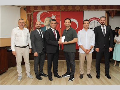 BAROMUZA VE MESLEĞİMİZE GÜÇ KATAN EMEKTAR AVUKATLARIMIZA PLAKET TAKDİM EDİLDİ