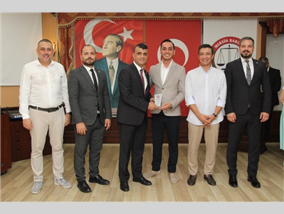 BAROMUZA VE MESLEĞİMİZE GÜÇ KATAN EMEKTAR AVUKATLARIMIZA PLAKET TAKDİM EDİLDİ