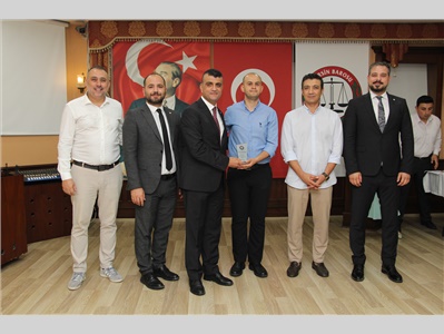 BAROMUZA VE MESLEĞİMİZE GÜÇ KATAN EMEKTAR AVUKATLARIMIZA PLAKET TAKDİM EDİLDİ