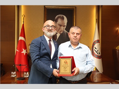 AVUKATLIK MESLEĞİNİN EMEKTARINA PLAKET