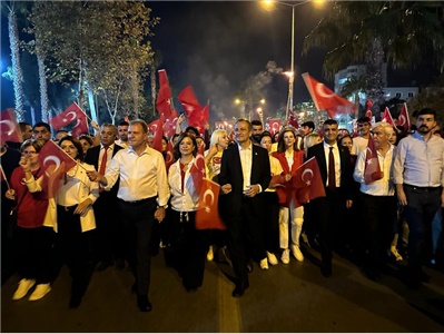 BAŞKANIMIZ, MERSİN BÜYÜKŞEHİR BELESİYESİ'NİN HALK YÜRÜYÜŞÜNE KATILDI