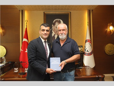 DR. CANDEMİR BALTALI’DAN, BARO BAŞKANIMIZ AV. GAZİ ÖZDEMİR’E KİTAP TAKDİMİ