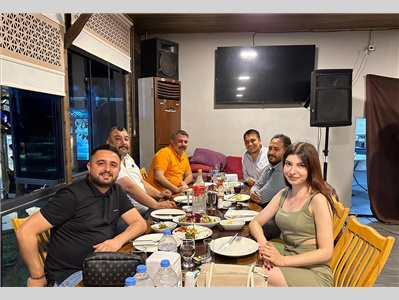 BARO BAŞKANIMIZ ERDEMLİ'  DEKİ AVUKATLARIMIZLA, AVUKATLAR GÜNÜ YEMEĞİNDE BİR ARAYA GELDİ