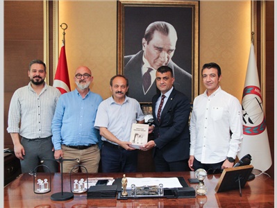 CUMHURİYET SAVCISI KURTULUŞ TAYANÇ ÇALIŞIR'DAN, BARO BAŞKANIMIZA KİTAP TAKDİMİ