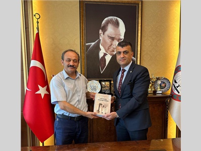 CUMHURİYET SAVCISI KURTULUŞ TAYANÇ ÇALIŞIR'DAN, BARO BAŞKANIMIZA KİTAP TAKDİMİ