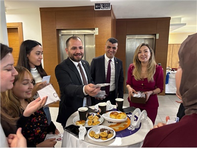 TARSUS’TA AVUKATLARIMIZA ÜRETİCİ KADINLARIN EL EMEĞİ HEDİYE EDİLDİ
