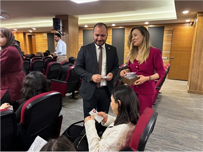 TARSUS’TA AVUKATLARIMIZA ÜRETİCİ KADINLARIN EL EMEĞİ HEDİYE EDİLDİ