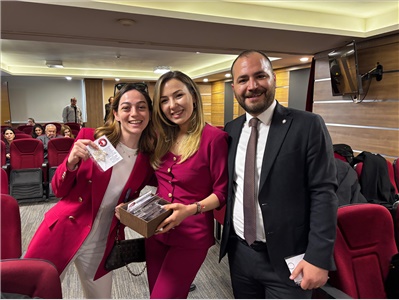 TARSUS’TA AVUKATLARIMIZA ÜRETİCİ KADINLARIN EL EMEĞİ HEDİYE EDİLDİ