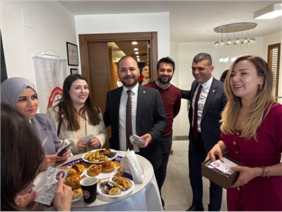TARSUS’TA AVUKATLARIMIZA ÜRETİCİ KADINLARIN EL EMEĞİ HEDİYE EDİLDİ