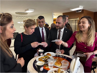 TARSUS’TA AVUKATLARIMIZA ÜRETİCİ KADINLARIN EL EMEĞİ HEDİYE EDİLDİ
