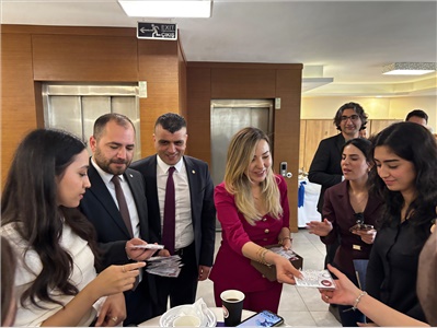 TARSUS’TA AVUKATLARIMIZA ÜRETİCİ KADINLARIN EL EMEĞİ HEDİYE EDİLDİ