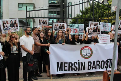 ÇOCUK HAKLARI MERKEZİMİZ, MERSİN’DE DÖRT GENCİN HAYATINI KAYBETTİĞİ KAZANIN İKİNCİ DURUŞMASINA KATILDI
